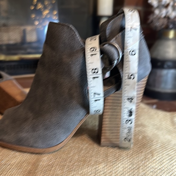 Fergalicious peep toe booties - Picture 9 of 9